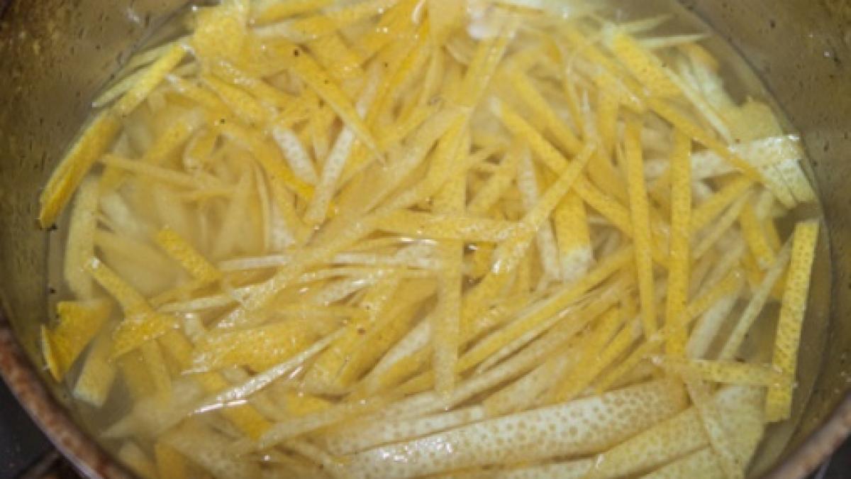 a dat trei lamai pe razatoare si a mancat coaja in fiecare dimineata timp de trei saptamani