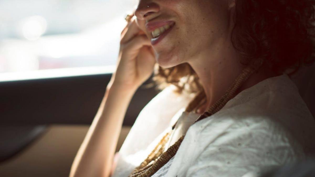 mergea la munca cand o masina a oprit langa ea iar barbatul de la volan i a dat un bilet cand l a