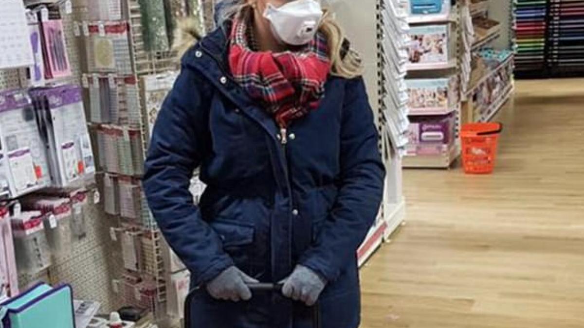 o tanara poarta o masca pe fata de fiecare data cand paraseste casa si ia 100 de pastile pe zi