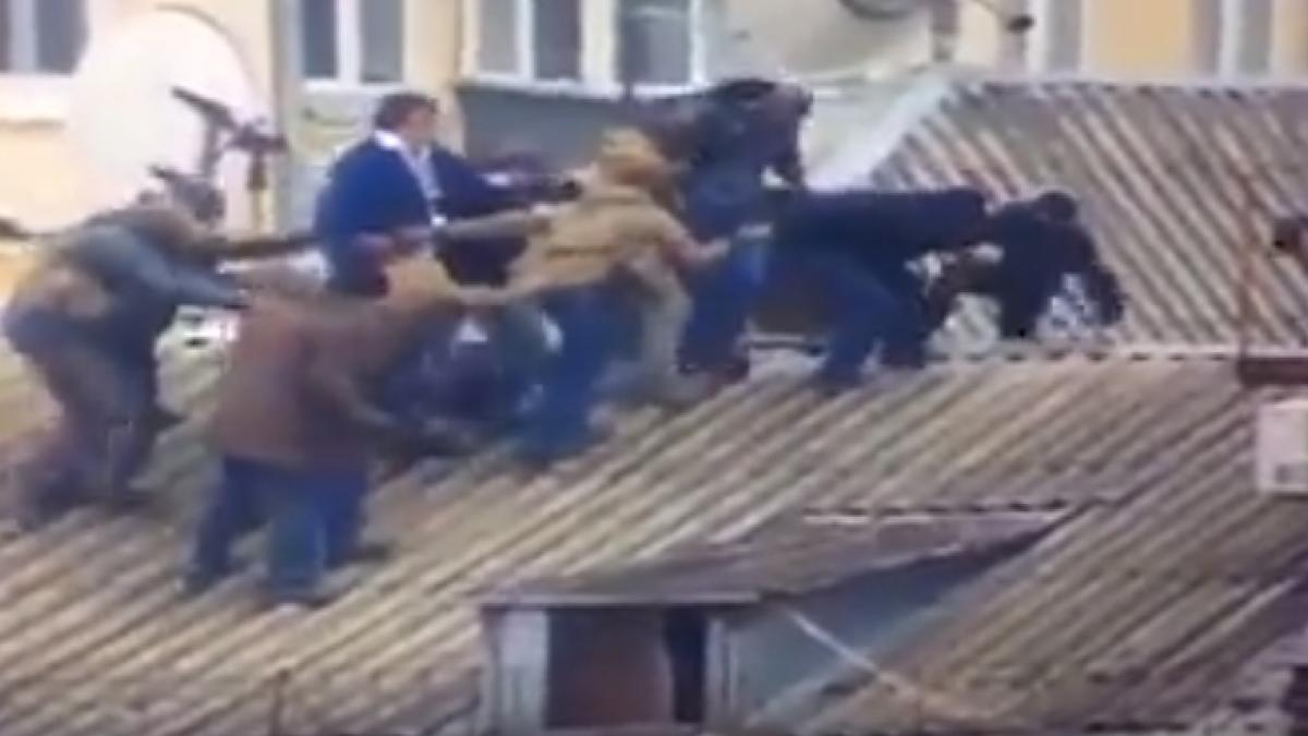 scene halucinante fostul presedinte al georgiei a amenintat ca se arunca de pe bloc video