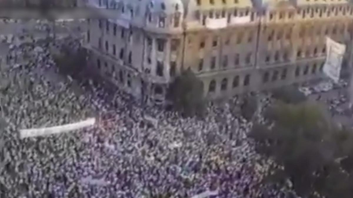 video imaginile impresionante ale venirii regelui mihai in romania un milion de oameni in strada
