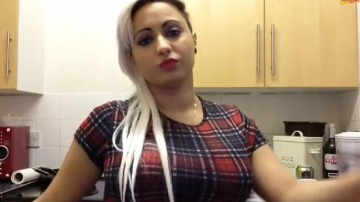 are 22 de ani insa nu si poate face un iubit niciun barbat nu rezista langa ea din cauza mirosului