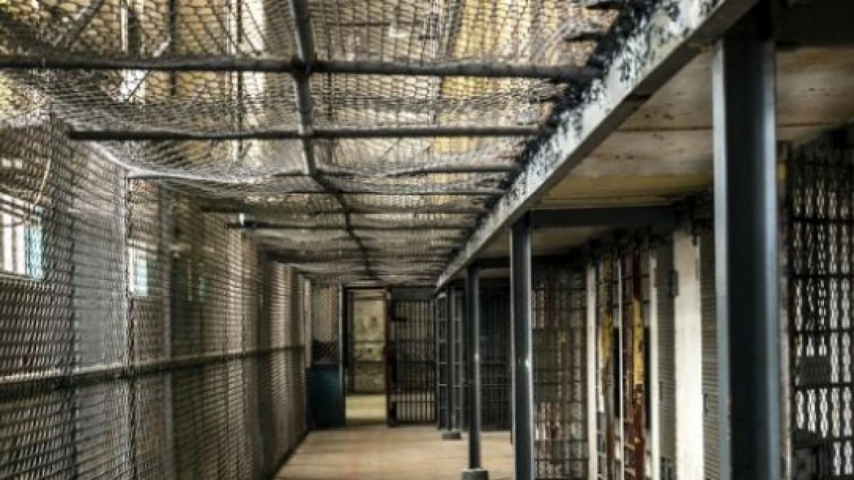 o angajata a penitenciarului poarta alba si a provocat rani la incheietura mainii cu un cutit luat