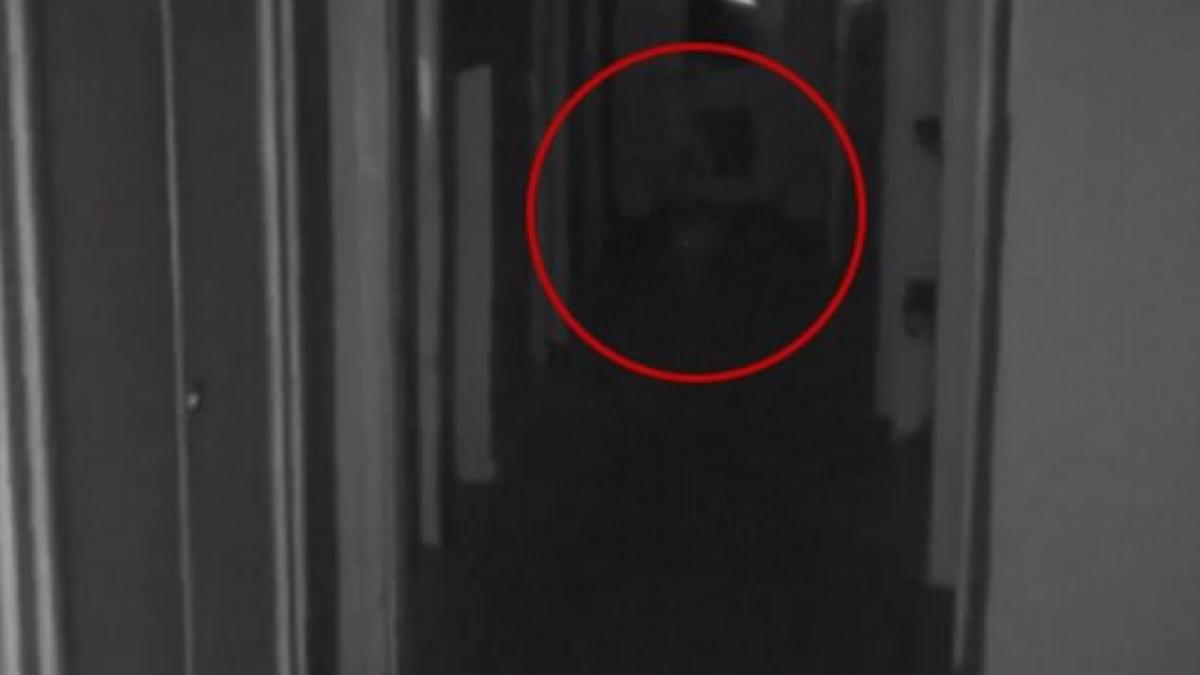 fantoma unui copil surprinsa plimbandu se printr o casa abandonata specialistii au ramas socati