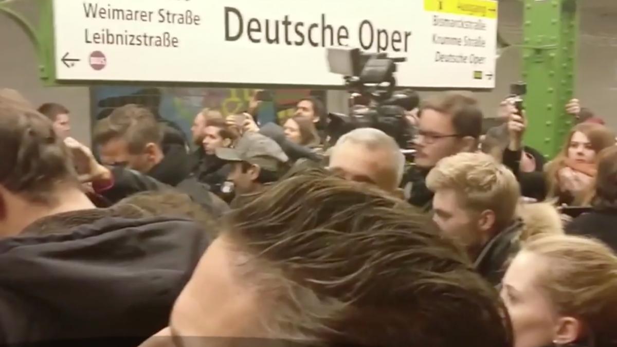 mergeau linistiti cu metroul insa au avut surpriza vietii lor cand au coborat pe peron au scos