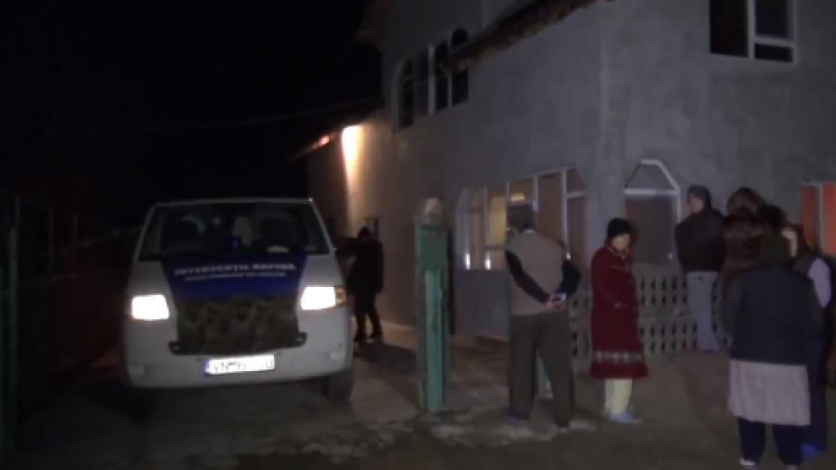 scene socante in curte unei scoli trei femei s au luat la bataie