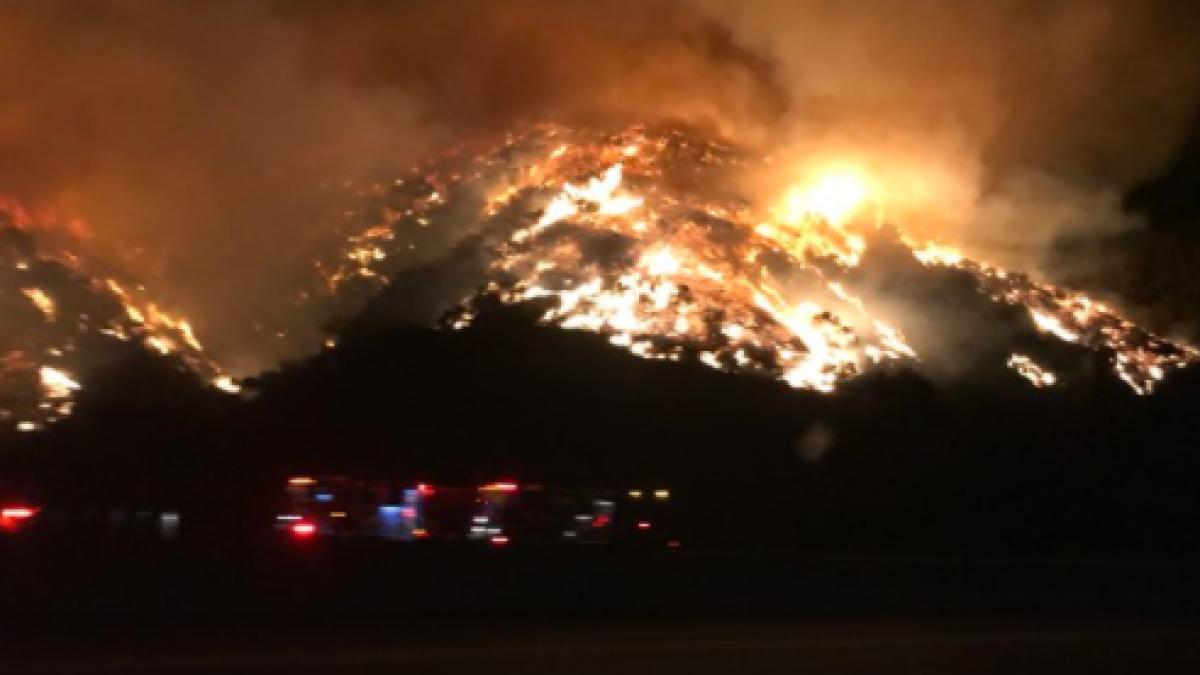 vietile a mii de oameni puse in pericol de un incendiu devastator imagini incredibile video