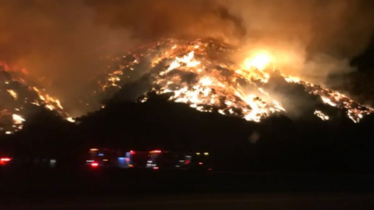 vietile a mii de oameni puse in pericol de un incendiu devastator imagini incredibile video