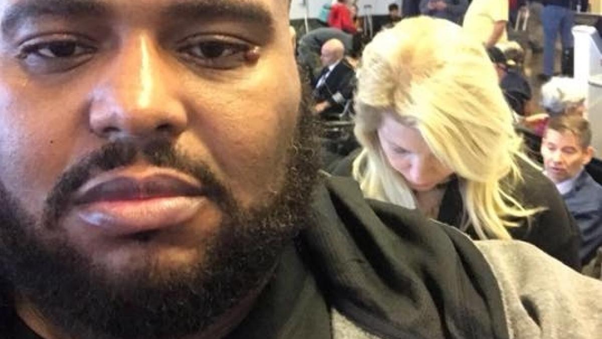 a fost umilit pentru ca e negru dar a avut cea mai tare replica ce i a spus blondei din spatele lui