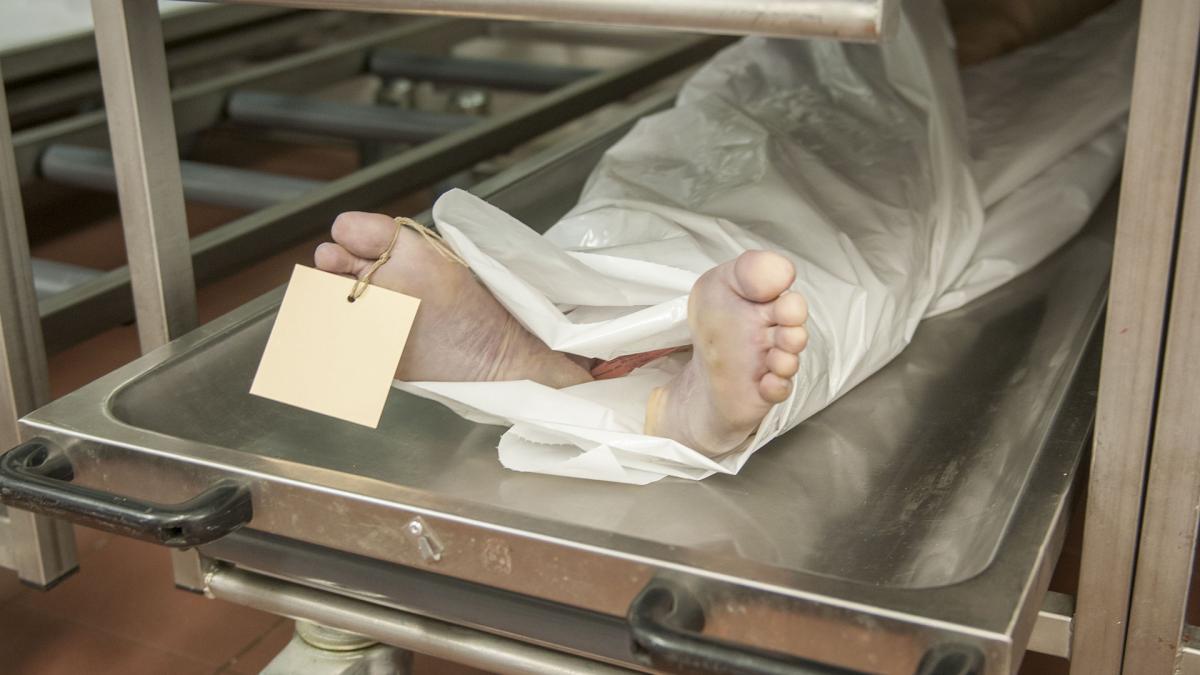 a vazut ca prietena sa nu mai misca si a incercat sa o trezeasca s a dezbracat si