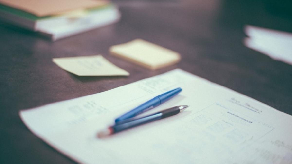 o profesoara de la o scoala din bucuresti prinsa in flagrant in timp ce primea mita de la un elev