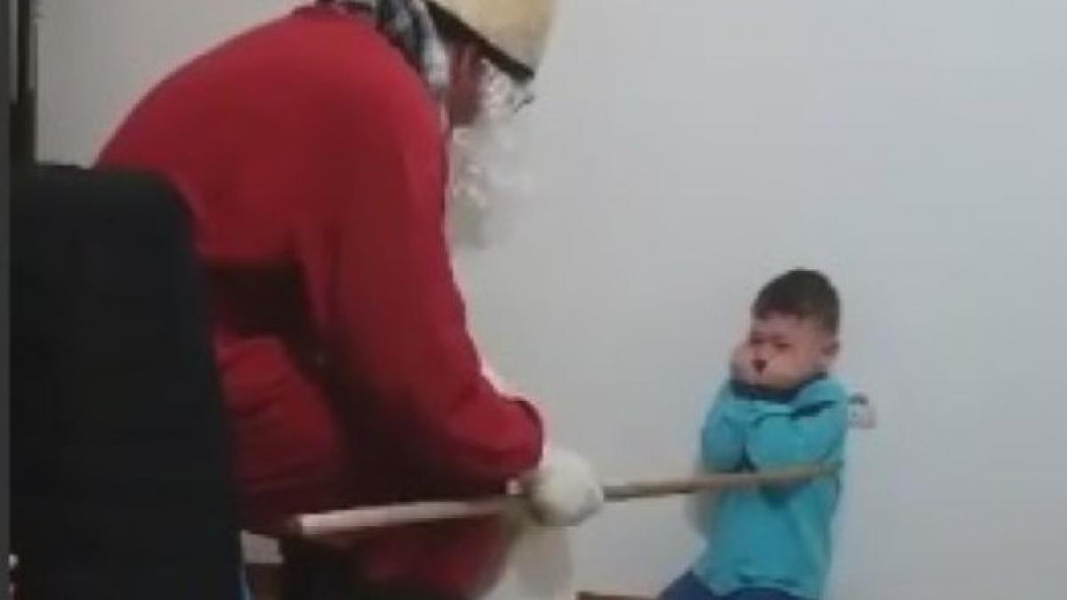 revoltator un copil a fost umilit si amenintat de iubitul mamei sale care era deghizat in mos