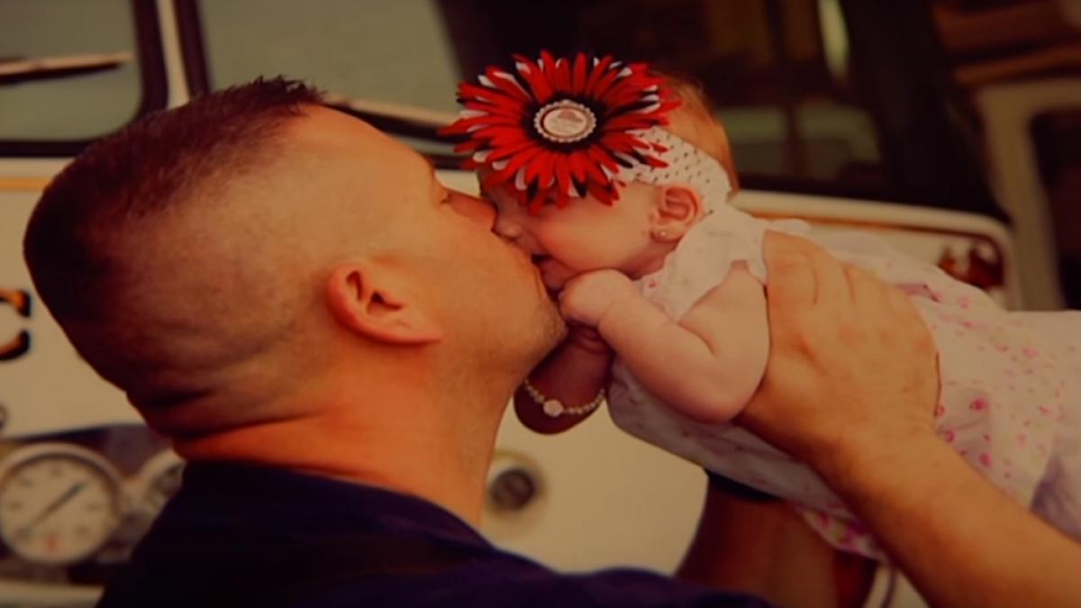 un pompier a fost nevoit sa asiste o nastere de urgenta habar nu avea ca tocmai a adus pe lume