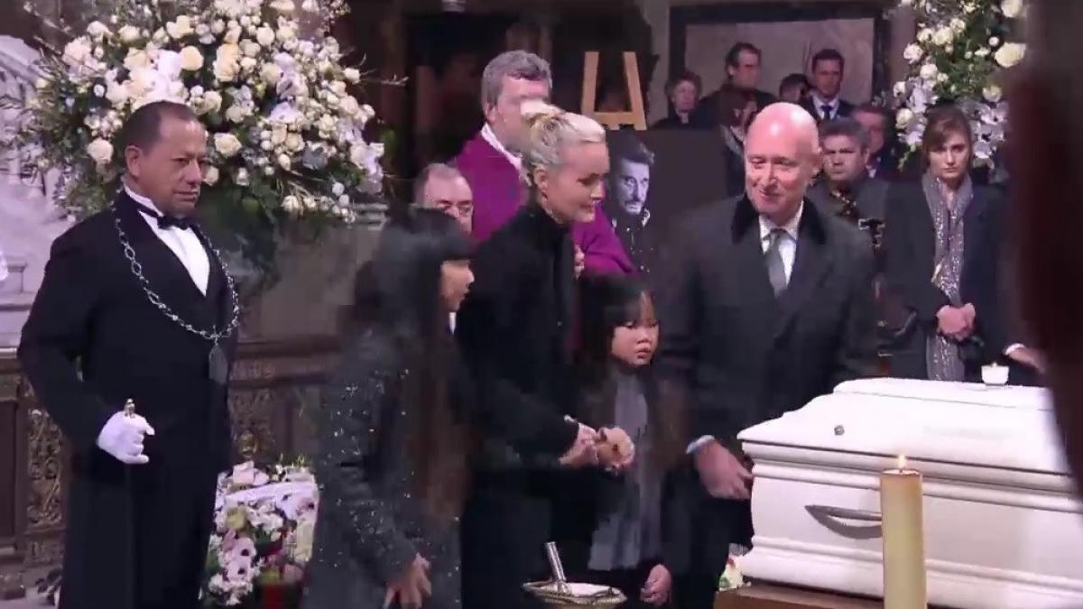 scene incredibile azi intr o biserica sotia si fetitele s au aplecat sa sarute sicriul cand ceva