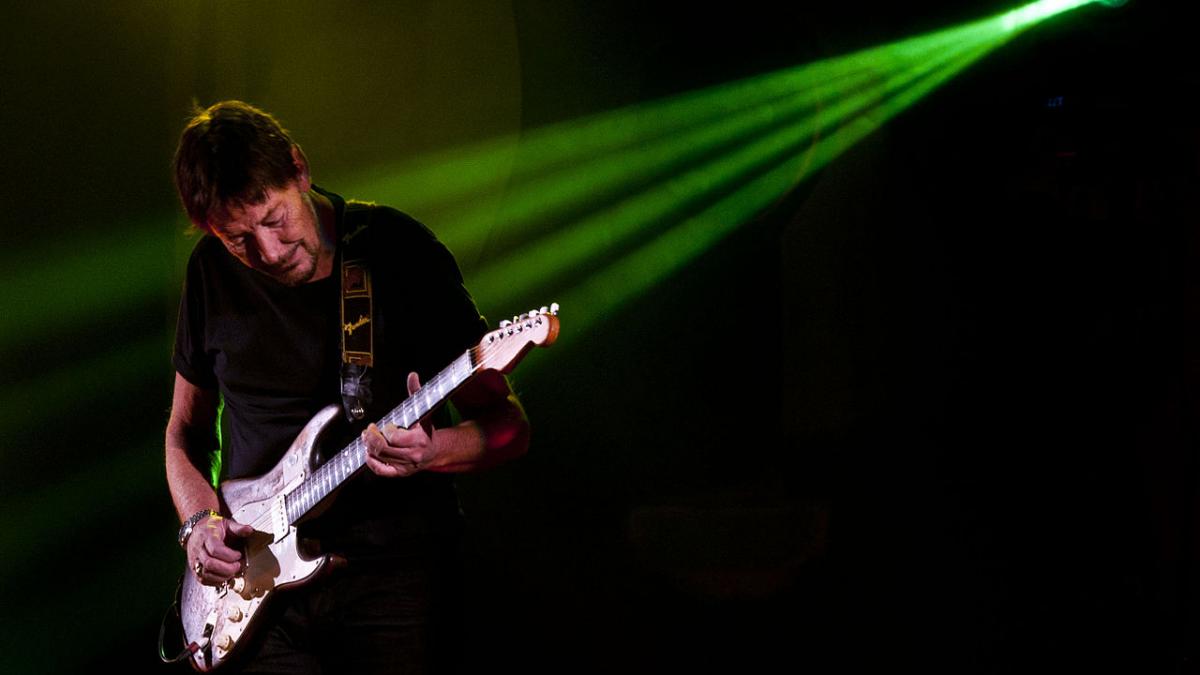 chitaristul si compozitorul chris rea s a prabusit pe scena in timpul unui concert