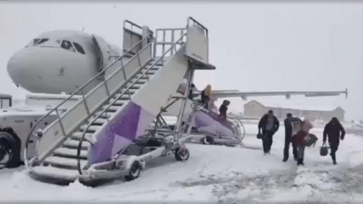 romani blocati pe un aeroport din londra din cauza ninsorilor wizz air cand aeroportul se va