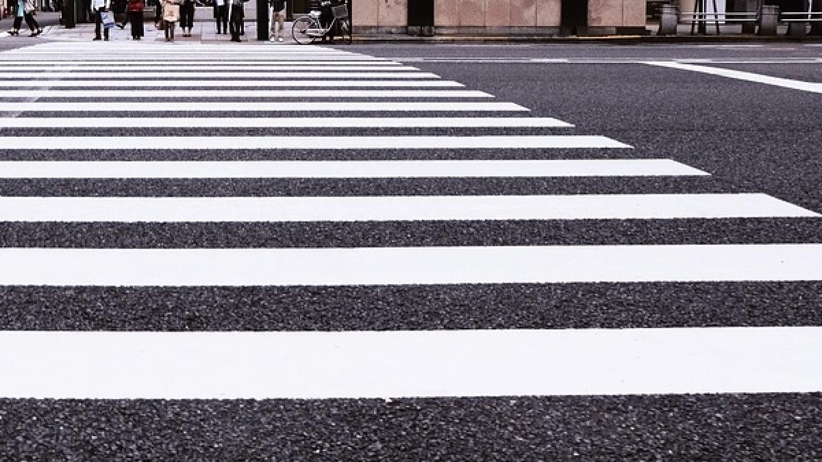 accident pe trecerea de pietoni o femeie si un copil de aproape doi ani au fost loviti