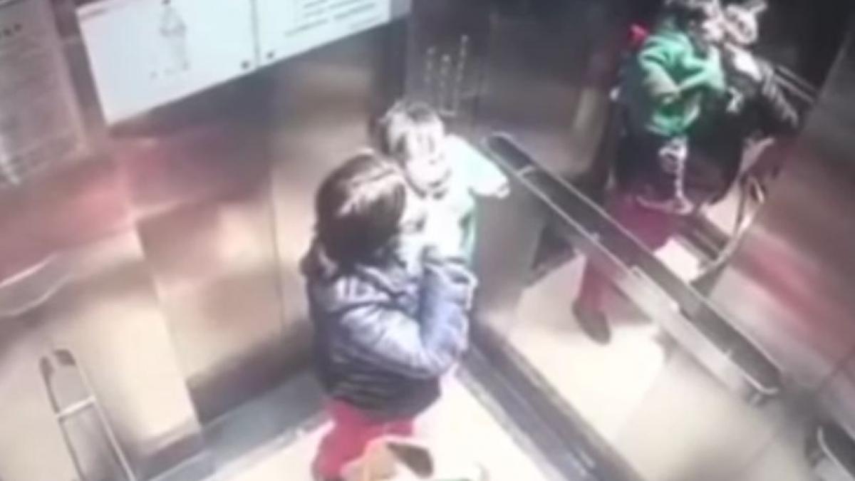bona s a urcat in lift cu bebelusul dupa ce a fost condusa de mama copilului la scurt timp ceva