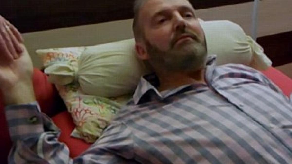 i a cerut sotiei sa se aseze langa el a luat o de mana si i a facut o marturisire emotionanta