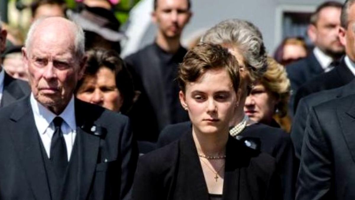 nepoata necunoscuta a regelui mihai poarta numele primelor trei regine ale romaniei are 18 ani si