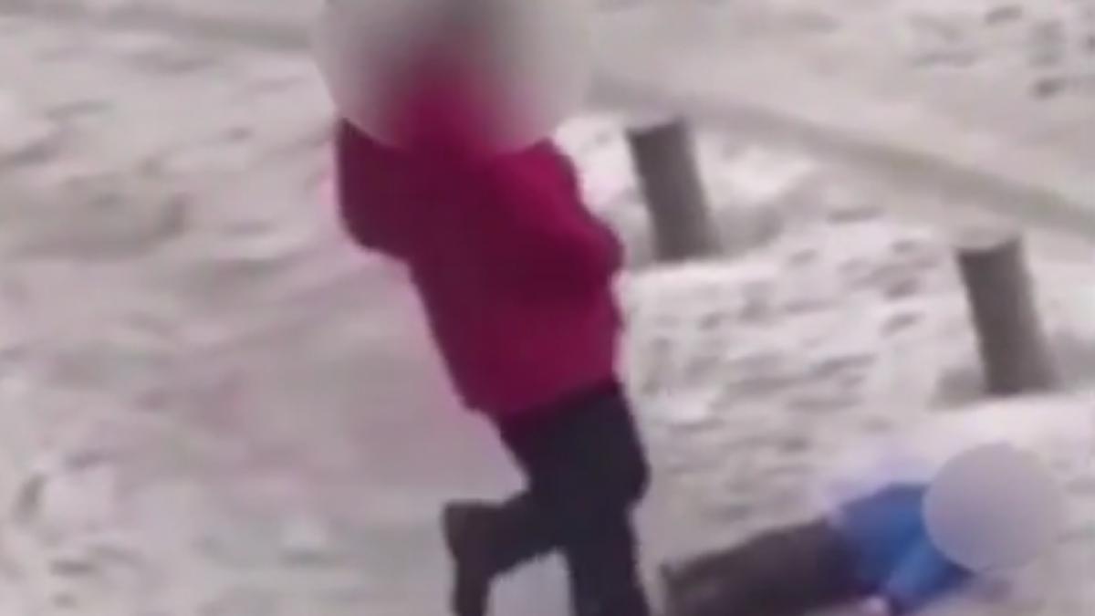 video scene socante copil lovit cu piciorul de tatal sau motivul este absolut halucinant