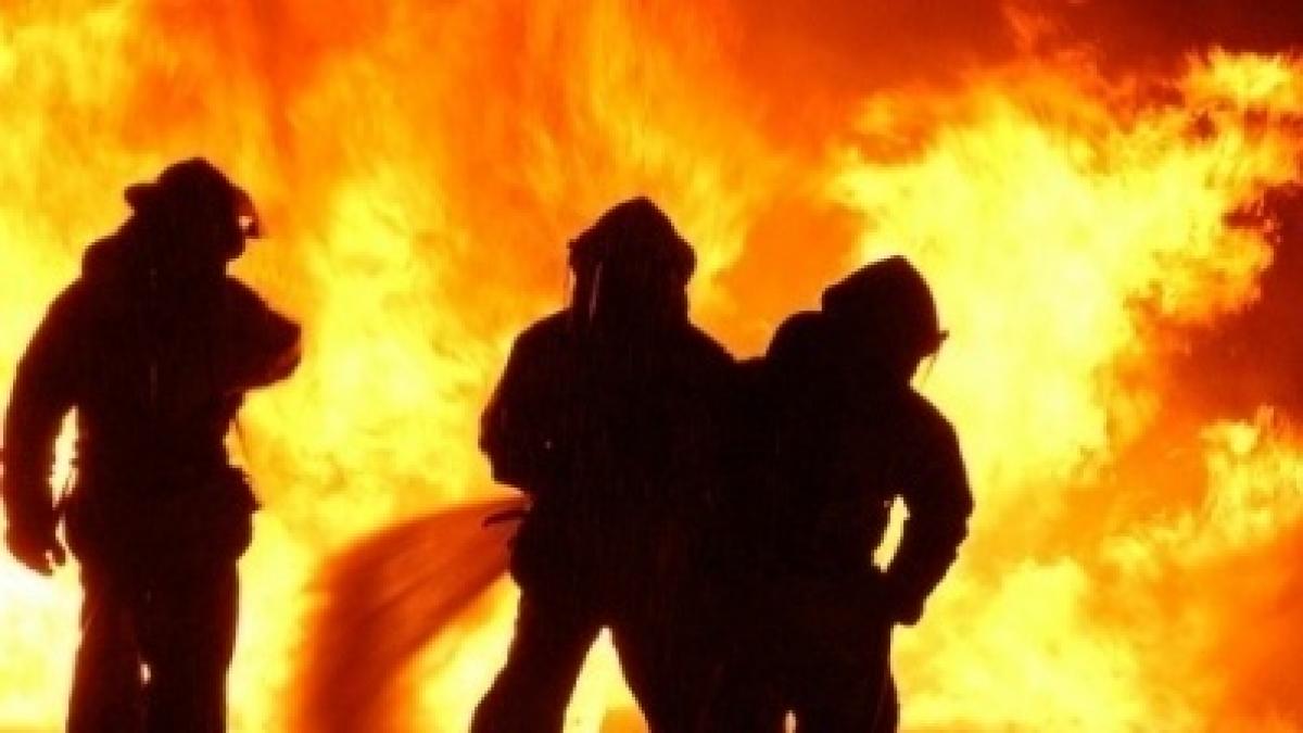 incendiu puternic la o scoala din arges elevii si profesorii au fost evacuati de urgenta