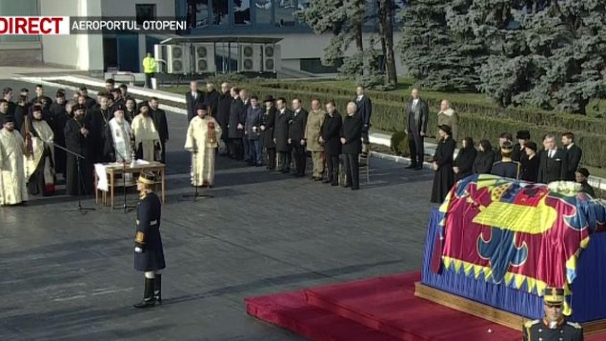 regele mihai i a fost readus in tara scurta slujba ortodoxa oficiata de preoti imagini cu cele