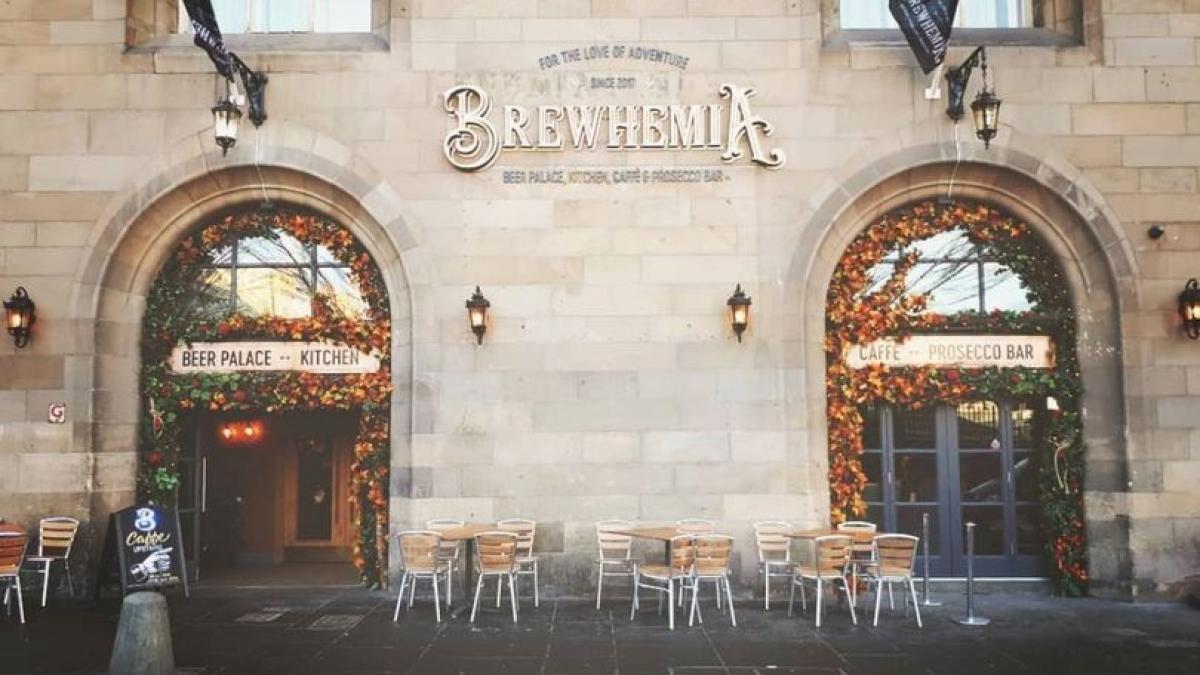 s au dus sa ia cina la un restaurant si pentru ca s au plans ca mancarea a venit prea tarziu au