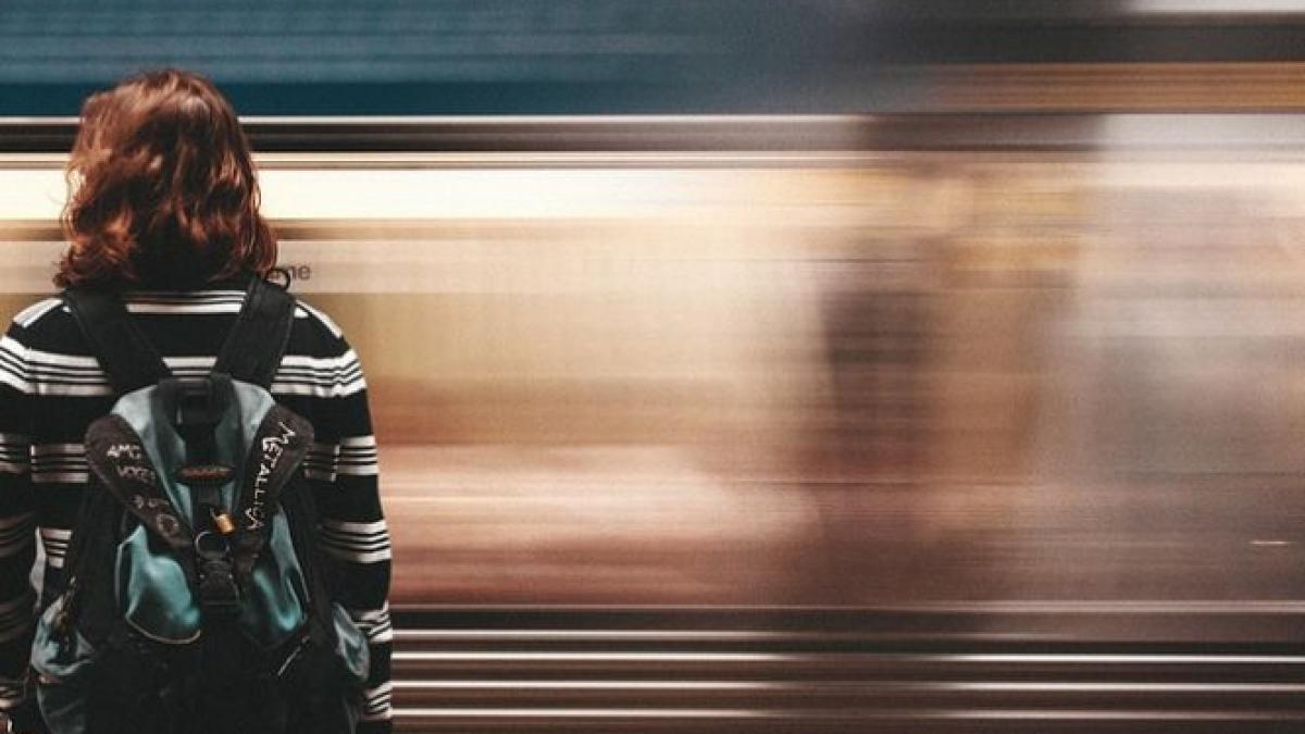 ultimele clipe din viata fetei ucise la metrou venea trenul si ea a incercat sa se ridice ce i a