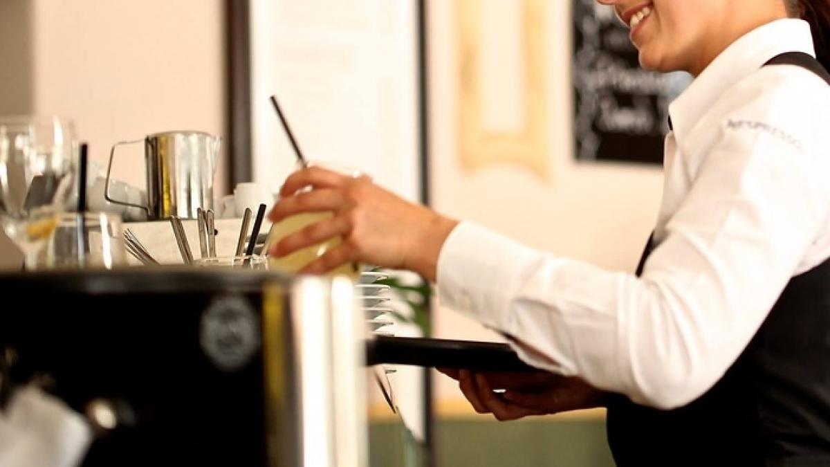 surpriza de care a avut parte personalul unui restaurant din partea unui client in preajma