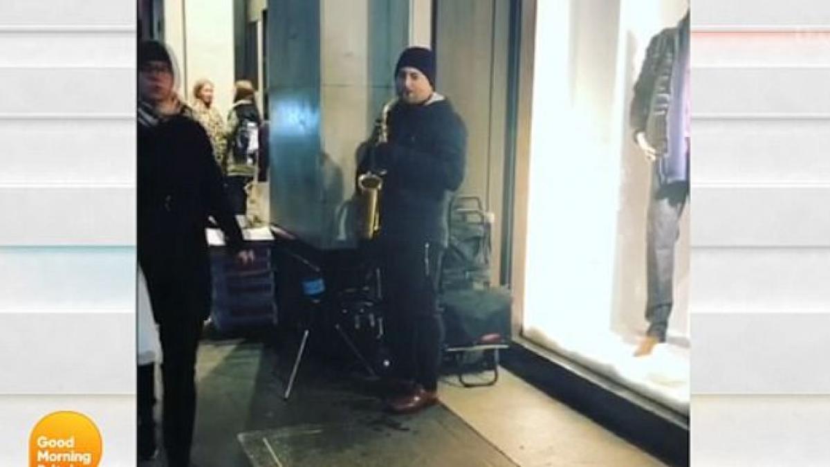 un roman a reusit sa cucereasca o celebritate din marea britanie l a auzit cantand pe strada si