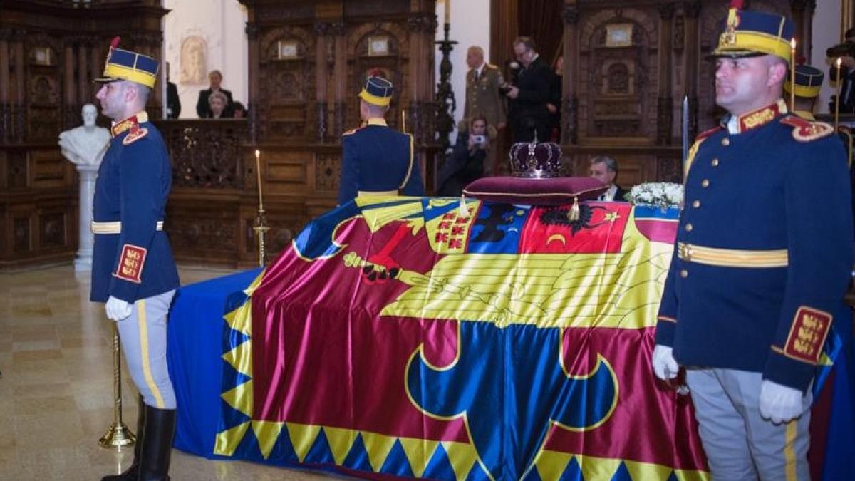 a doua zi de doliu national oameni din toate colturile tarii vin in continuare sa ii aduca ultimele