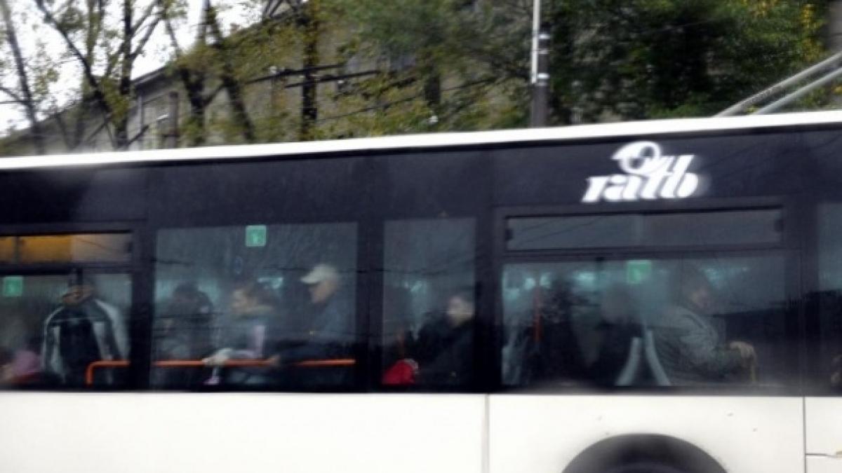 a cedat locul sau unei batrane in autobuz si apoi a fost umilit de ceilalti pasageri