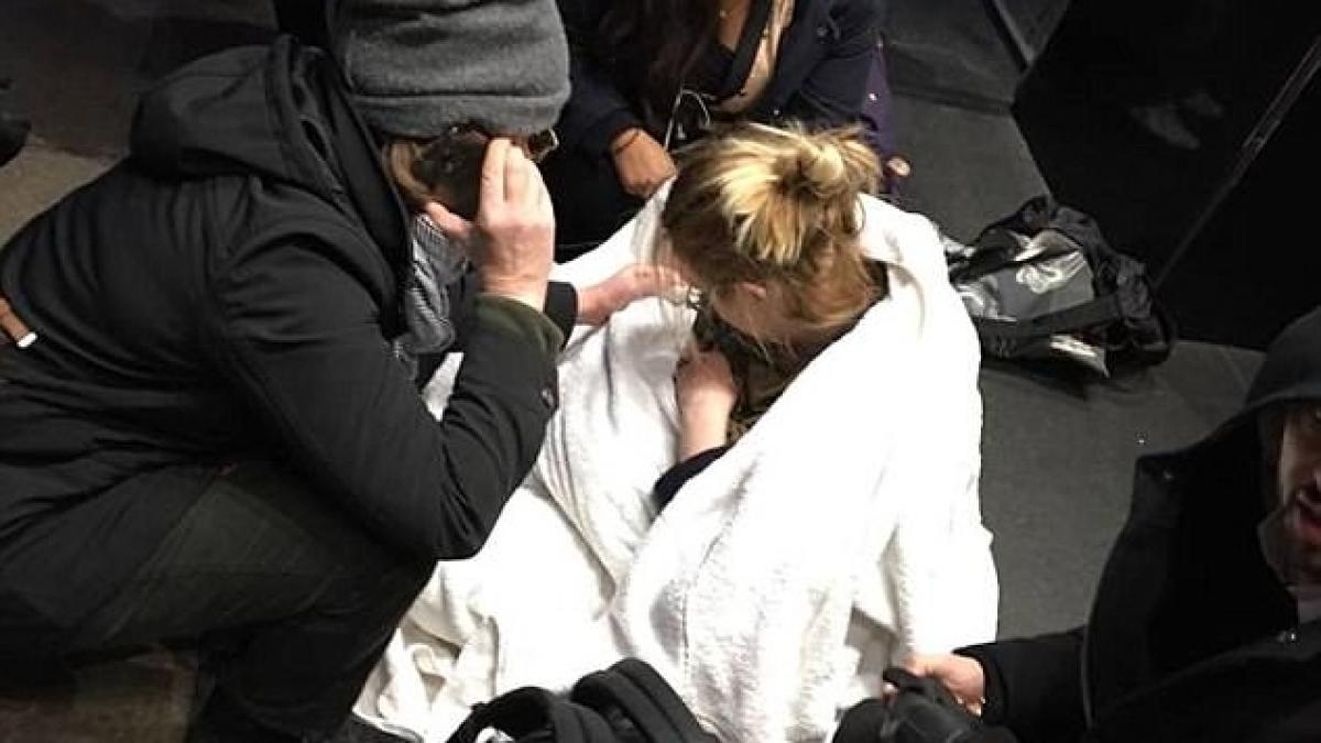 a simtit ca naste pe strada s a intins pe un trotuar in centrul orasului si a asteptat cand s a