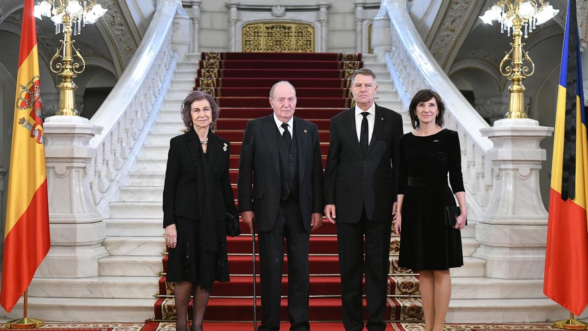 ce facea presedintele iohannis in timp ce regele mihai era dus la curtea de arges foto