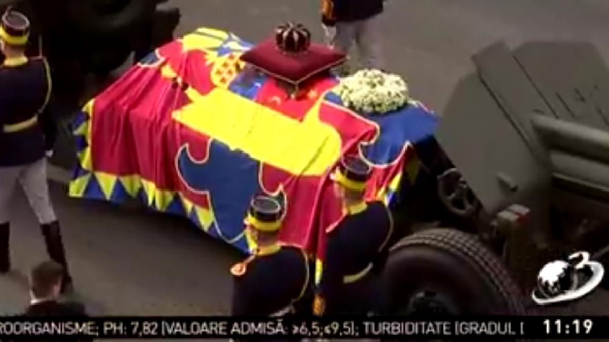 ce s a scandat in momentul in care sicriul regelui mihai a fost pus pe afetul de tun