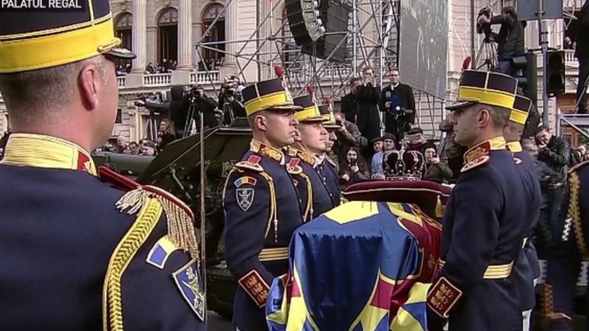 emotionant ce a facut multimea prezenta la funeraliile regelui mihai majestate te iubim video
