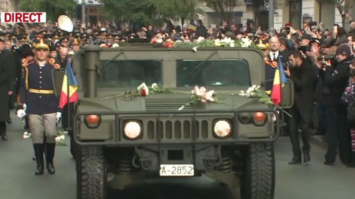 mii de oameni la funeraliile regelui mihai de pe margine se arunca flori catre sicriu
