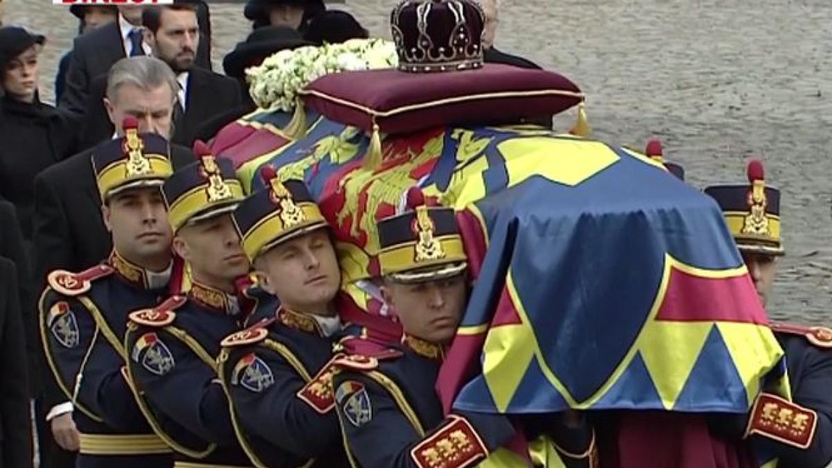 toate clopotele din tara bat pentru regele mihai zeci de mii de oameni sunt la patriarhie video