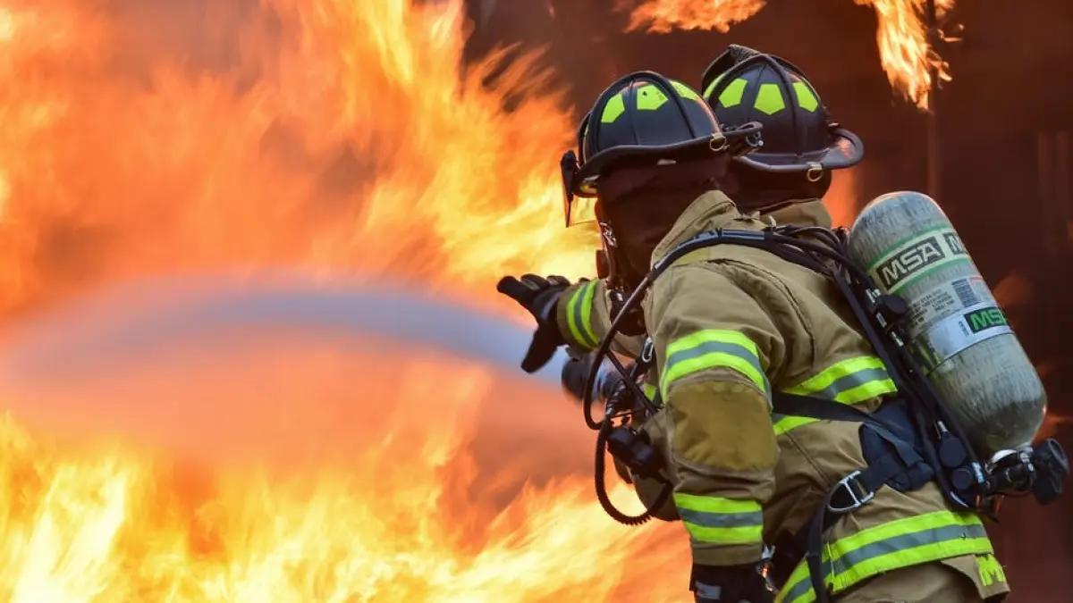 un pompier condamnat la inchisoare fiindca incendia case pentru a primi bani