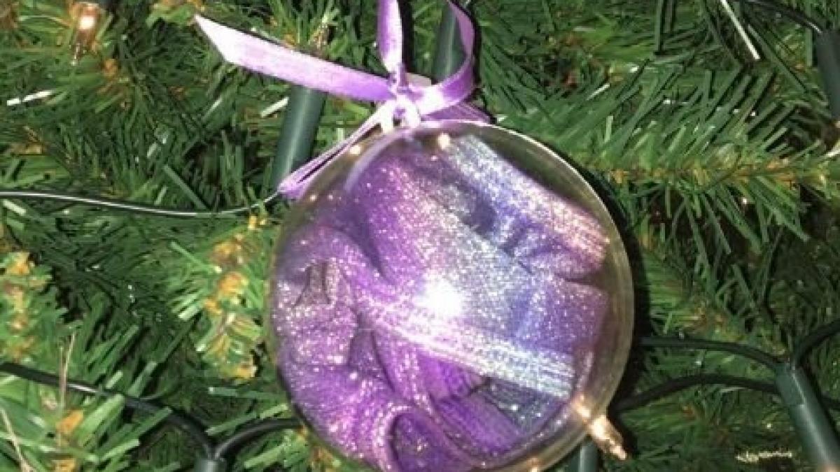 a impodobit bradul cu bunica ei si a trait un soc ce a gasit tanara in globurile atarnate