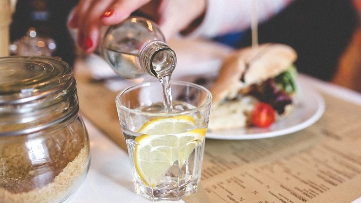 motivul pentru care nu este bine sa pui lamaie in apa plata