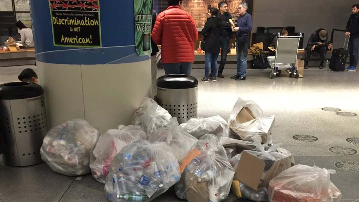 Plângând, un bărbat a aruncat un obiect la gunoi, în aeroport, și apoi a plecat rapid. Doi tineri s-au apropiat de tomberon și au fost șocați. Ce se afla acolo - VIDEO 