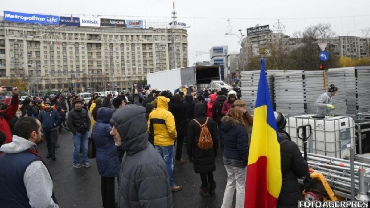 protest in fata guvernului romania condamnata la tacere sute de oameni cu benzi negre pe ochi