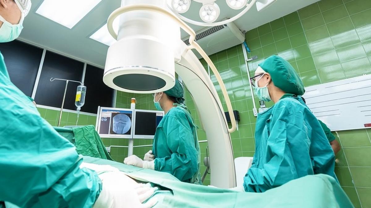 un chirurg si a gravat initialele pe ficatii unor pacienti