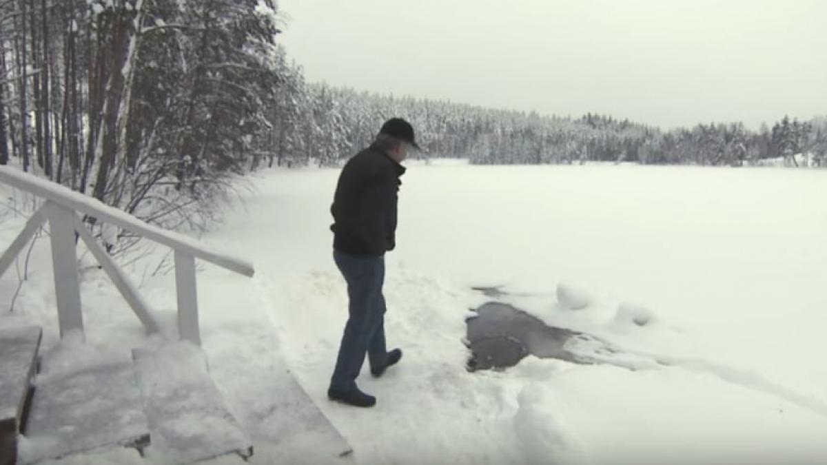 batranul se ducea des langa copca si astepta minute in sir toti l au crezut nebun dar cand au vazut