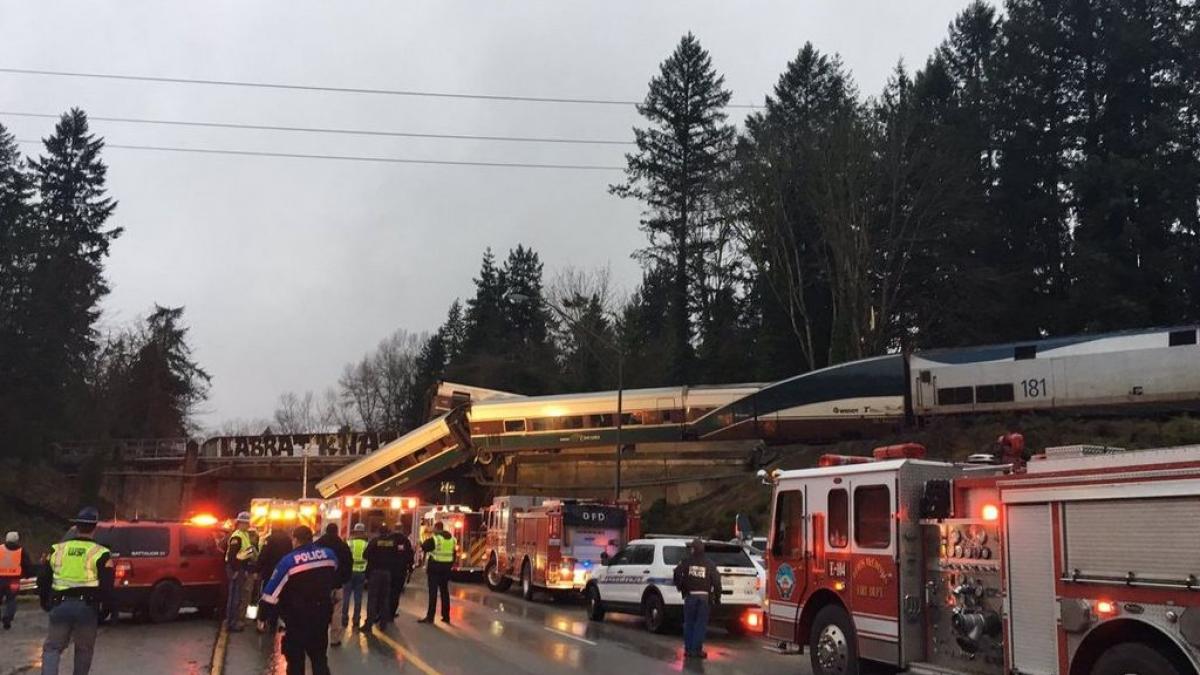 grav accident feroviar in sua un tren a deraiat si a ajuns pe autostrada