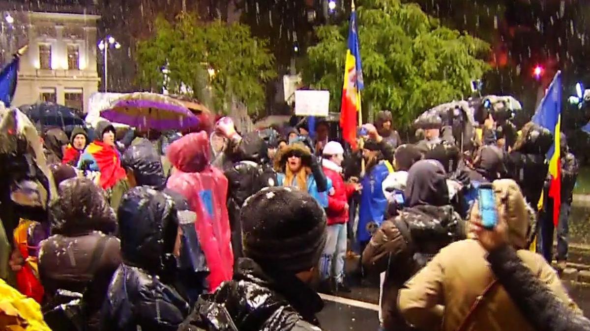 incidente la manifestatiile din piata victoriei de duminica seara protestatarii au intrat in