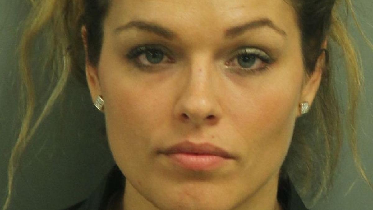 iubitul sau s a asezat in genunchi si i a adresat marea intrebare dar cand a deschis cutia unde ar