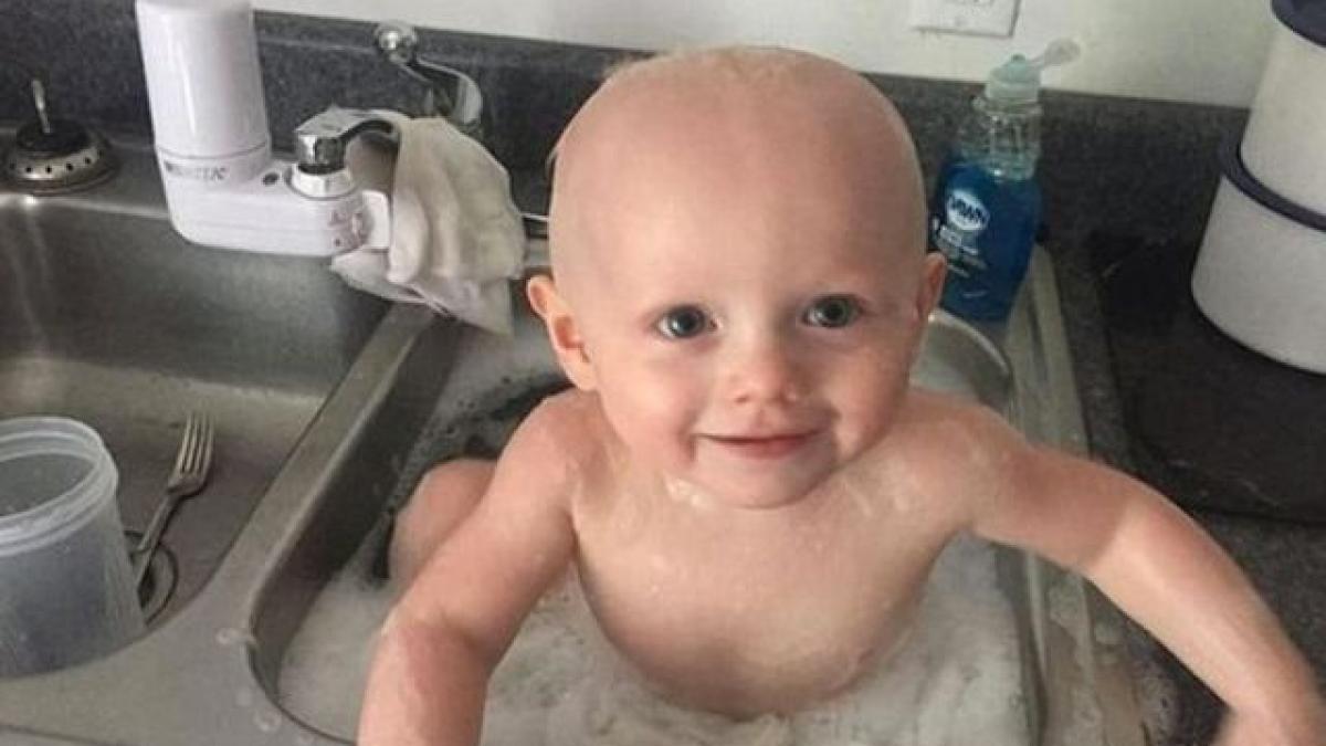 motivul pentru care acest bebelus este spalat in chiuveta ai zice ca cineva isi bate joc de el